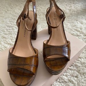 **BRAND NEW CHINESE LAUNDRY SANDALS**